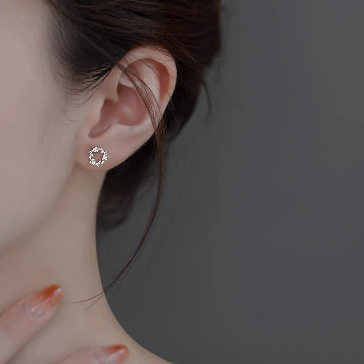 Buddha Stones 925 Sterling Silber Tiny Wreath Ohrstecker Segen Blumenohrringe