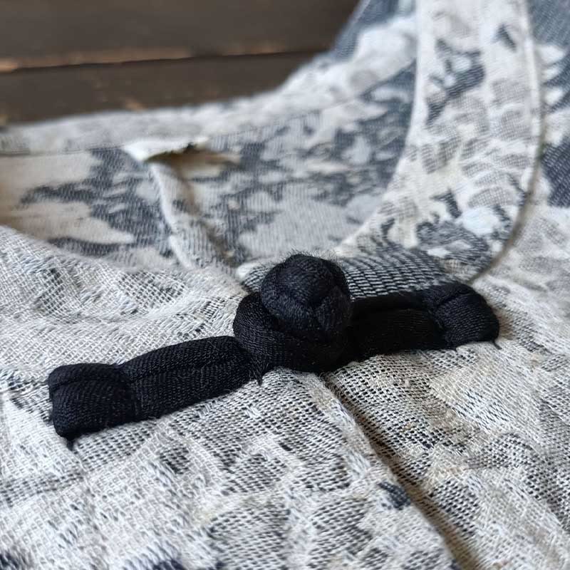 Buddha Stones Schwarz-Grau-Druck Froschknopf-Design Langärmliges Baumwoll-Leinen-Jackenhemd mit Taschen - image 7