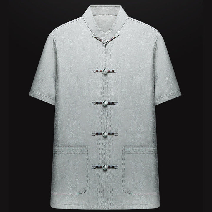 Buddha-Steine entlang des Flusses während des Qingming-Festes. Traditioneller Tang-Anzug, kurzärmeliges Hemd und Hose, Kleidungsset für Herren