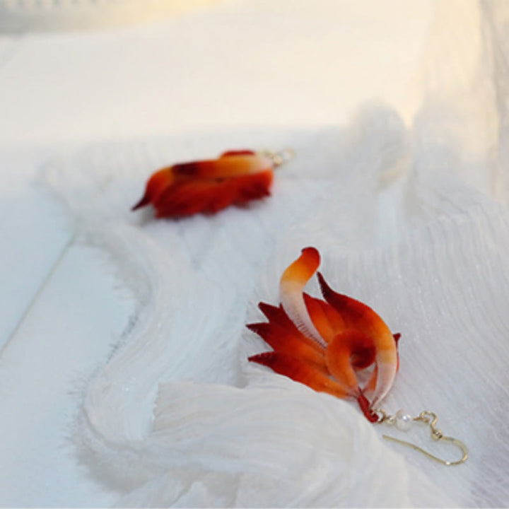 Buddha Stones 14K vergoldete Kupfer handgefertigte Samtblume Maulbeerseide rote Feder Tropfen Ohrringe