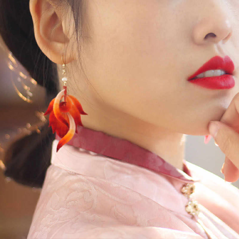 Buddha Stones 14K vergoldete Kupfer handgefertigte Samtblume Maulbeerseide rote Feder Tropfen Ohrringe