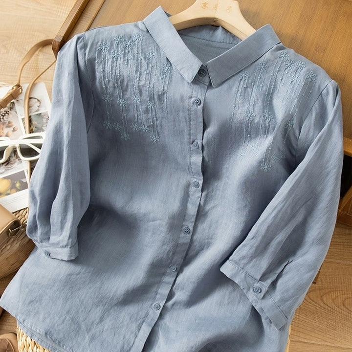 Lässiges Damen-Shirt aus Baumwolle und Leinen mit Stehkragen und Stickereien von Buddha Stones