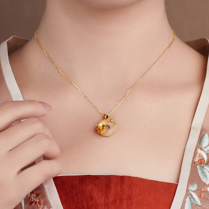 Buddha Stones Natur 925 Sterling Silber Weißer Chalcedon Peace Schnalle Pfirsichblüte Schmetterling Positiv Halskette Anhänger