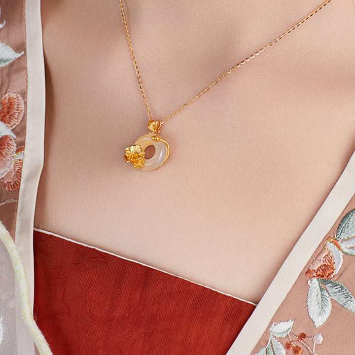 Buddha Stones Natur 925 Sterling Silber Weißer Chalcedon Peace Schnalle Pfirsichblüte Schmetterling Positiv Halskette Anhänger