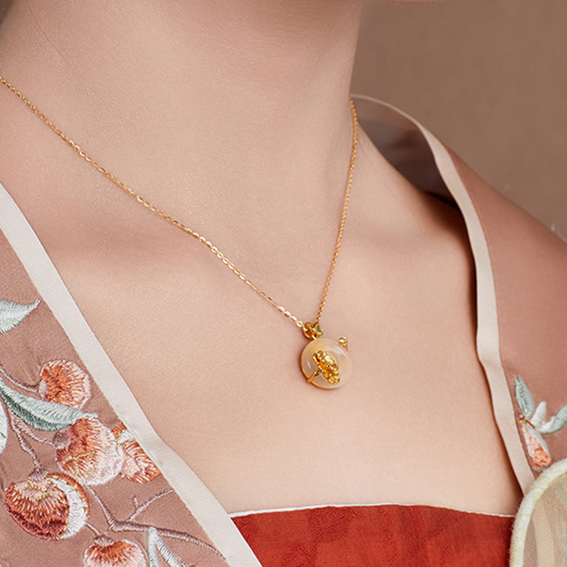 Buddha Stones Natur 925 Sterling Silber Weißer Chalcedon Peace Schnalle Pfirsichblüte Schmetterling Positiv Halskette Anhänger