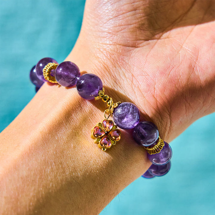 Buddha Stones Armband mit natürlichem Amethyst und vierblättrigem Kleeblatt