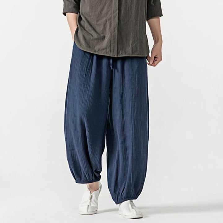 Weiche, einfarbige Herrenhose aus Baumwolle mit Kordelzug und Taschen von Buddha Stones - image 27