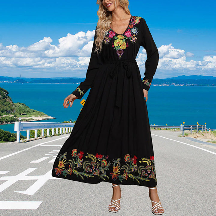 Buddha Stones Schwarzes einfarbiges, lockeres Maxikleid aus Baumwolle mit ethnischer Stickerei und Blumenmuster