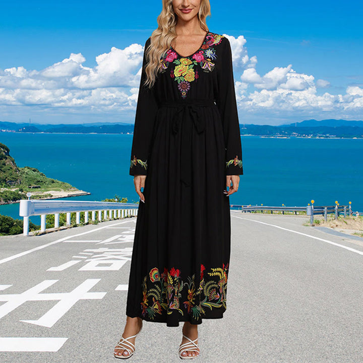 Buddha Stones Schwarzes einfarbiges, lockeres Maxikleid aus Baumwolle mit ethnischer Stickerei und Blumenmuster