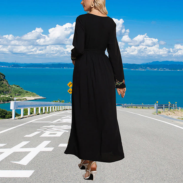 Buddha Stones Schwarzes einfarbiges, lockeres Maxikleid aus Baumwolle mit ethnischer Stickerei und Blumenmuster