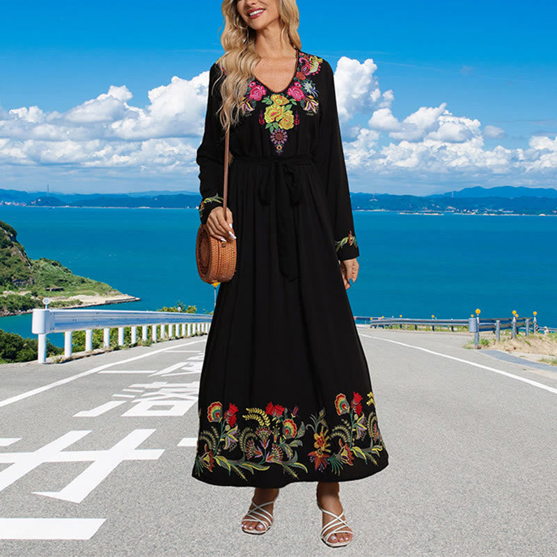 Buddha Stones Schwarzes einfarbiges, lockeres Maxikleid aus Baumwolle mit ethnischer Stickerei und Blumenmuster