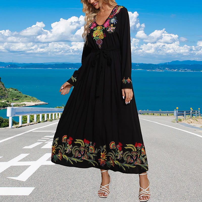 Buddha Stones Schwarzes einfarbiges, lockeres Maxikleid aus Baumwolle mit ethnischer Stickerei und Blumenmuster
