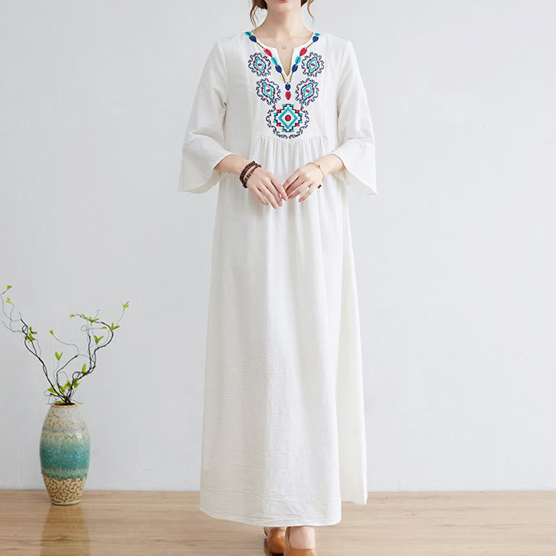 Loses, schlichtes Maxikleid aus Baumwolle und Leinen mit Buddha Stones und ethnischer Stickerei und Blumenmuster, Dreiviertelärmel - image 1
