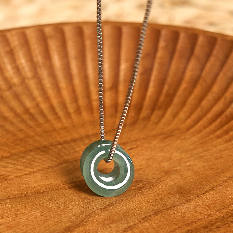 Halskette mit Anhänger aus Jade mit doppelter Friedensschnalle und Wohlstandssymbol von Buddha Stones