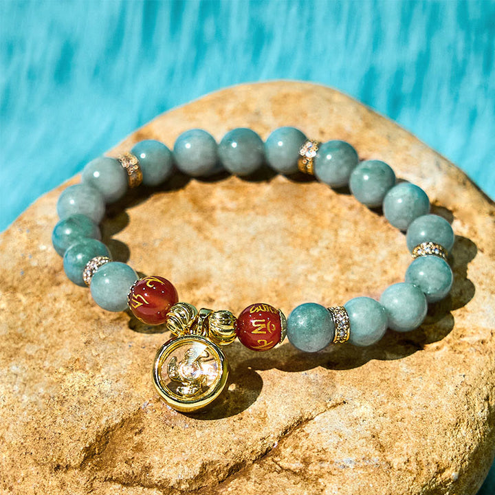 Buddha Stones, natürliche grüne Jade, Om Mani Padme Hum, Zyklon-Charme, Glücksarmband