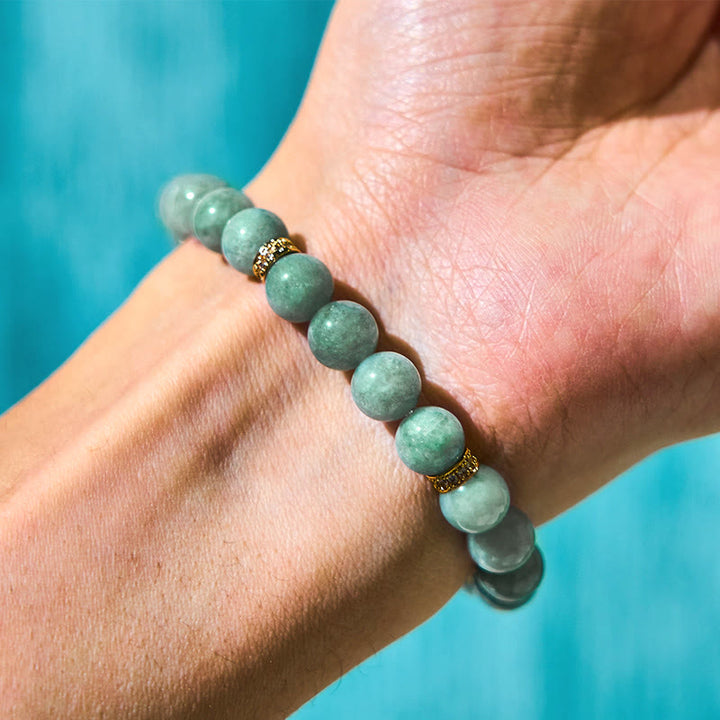 Buddha Stones, natürliche grüne Jade, Om Mani Padme Hum, Zyklon-Charme, Glücksarmband