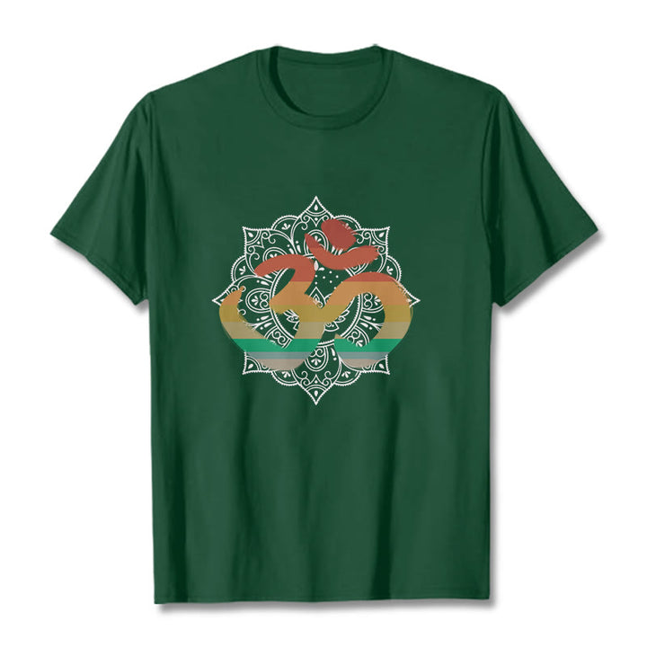 Buddha Stones Farbverlaufsfarbenes Om Sanskrit Mandala Hintergrundmuster Baumwoll-T-Shirt - WaldGrün - 2XL - image 1