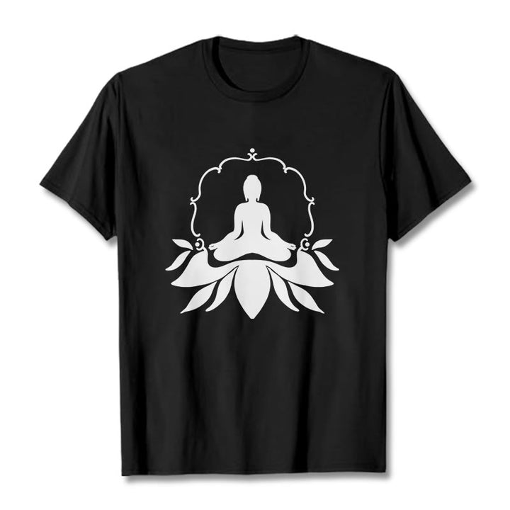 Buddha Stones Meditierender Buddha Sitzend auf Gras T-Shirt - Schwarz - 2XL - image 1