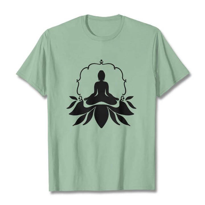 Buddha Stones Meditierender Buddha Sitzend auf Gras T-Shirt - Blassgrün - 2XL - image 15