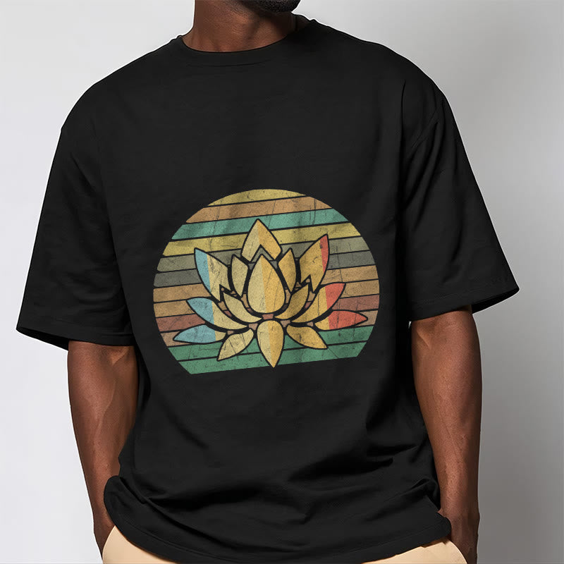 Buddha Stones Lässiges Retro-T-Shirt mit gestreiftem Hintergrund und Lotusblumenmuster aus Baumwolle - image 2