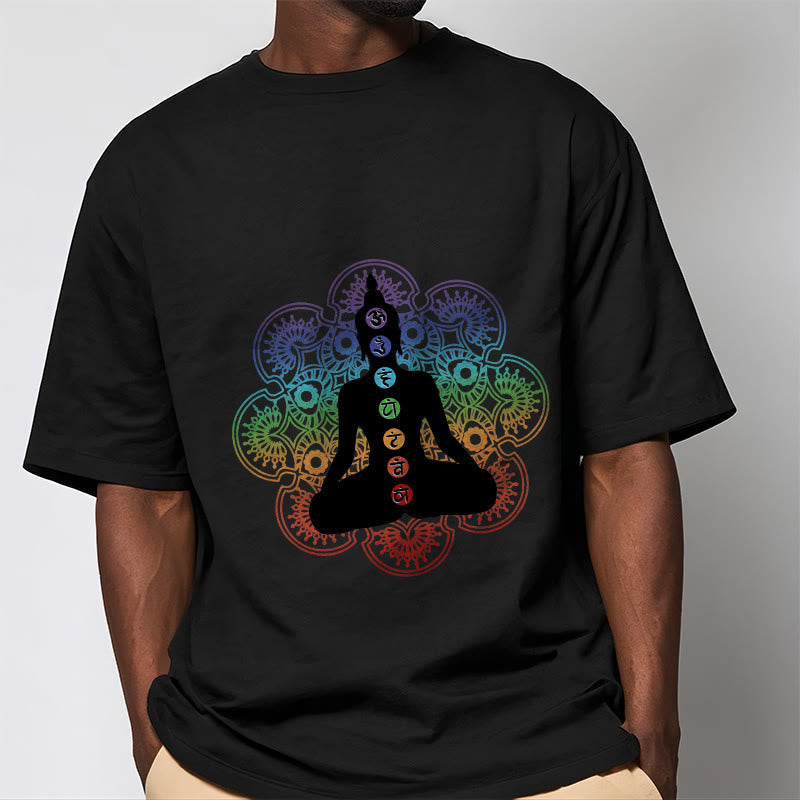 Buddha Stones Lässige meditierende Figur Buntes Mandala-Muster Baumwoll-T-Shirt - image 2