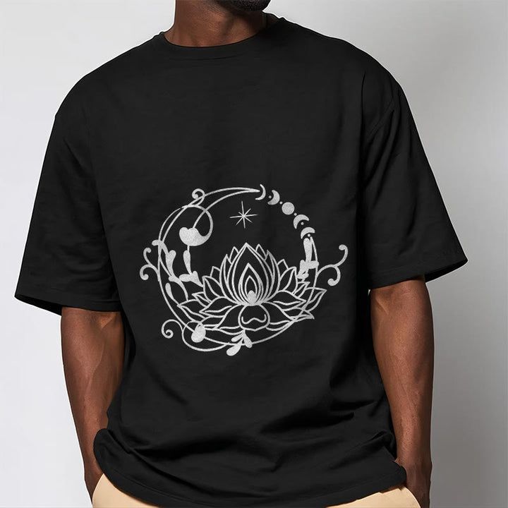 Buddha Stones Schlichtes Design Lotusblume Mond Fließende Ranken Muster Baumwoll-T-Shirt - image 6
