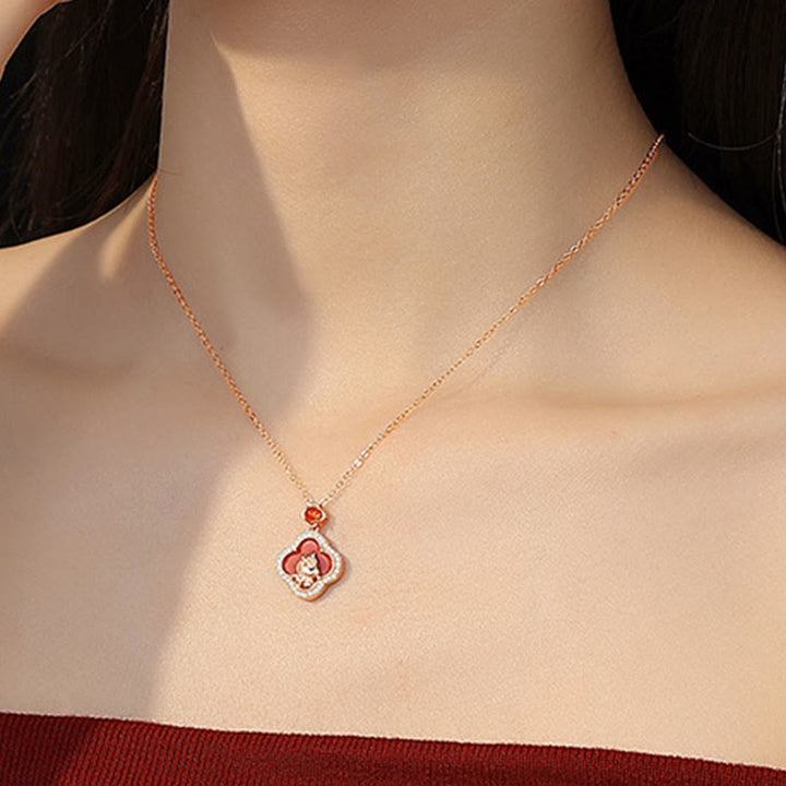 Buddha Stones Halskettenanhänger aus 925er Sterlingsilber mit dem Motiv „Jahr des Pferdes“, vierblättriges Kleeblatt, roter Achat, ruhig - image 4