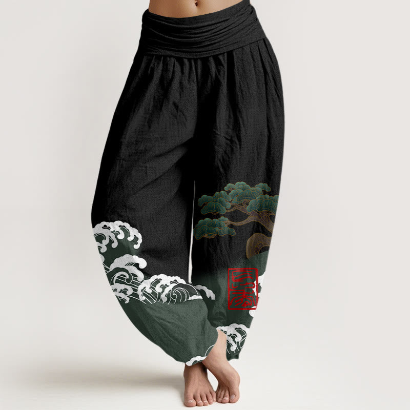 Haremshose aus reiner Baumwolle mit Buddha Stones -Print und Kiefernbaum-Muster mit rollenden Wellen für Damen mit elastischer Taille - Schwarz - US16, UK/AU20,EU48 (3XL) - image 0