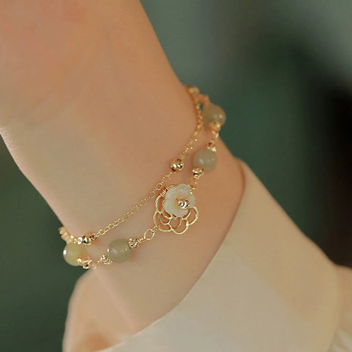 Buddha Stones 14K vergoldetes Jade-Schmetterlings-Tridacna-Stein-Blumen-Doppelschicht-Glücksarmband