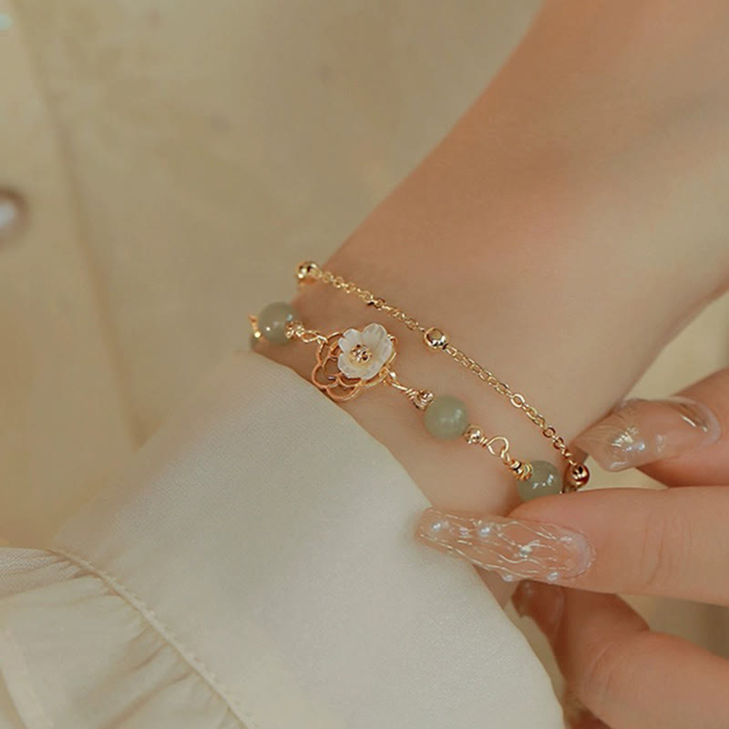 Buddha Stones 14K vergoldetes Jade-Schmetterlings-Tridacna-Stein-Blumen-Doppelschicht-Glücksarmband