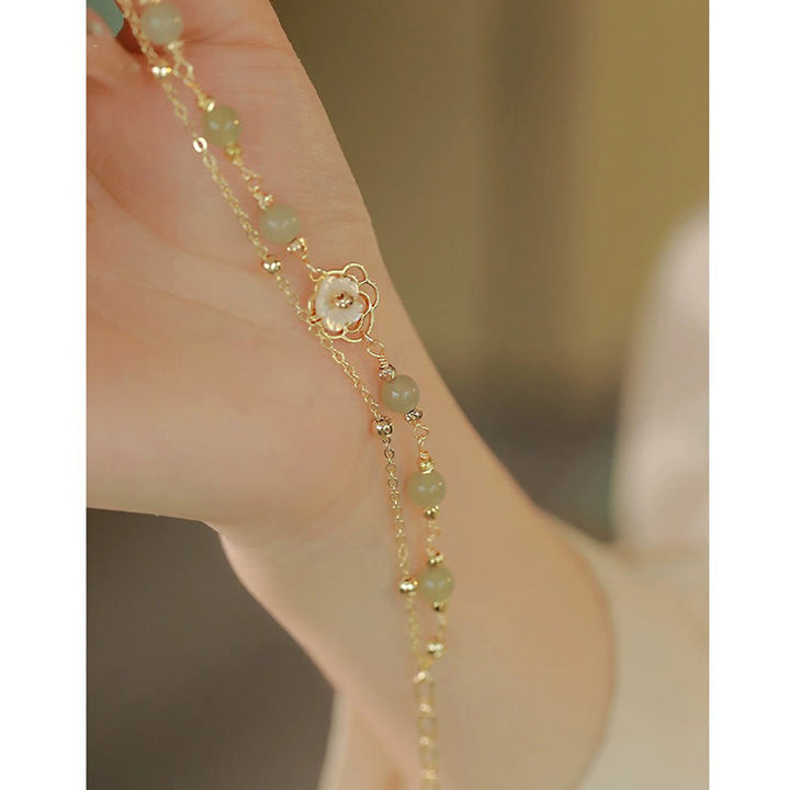 Buddha Stones 14K vergoldetes Jade-Schmetterlings-Tridacna-Stein-Blumen-Doppelschicht-Glücksarmband