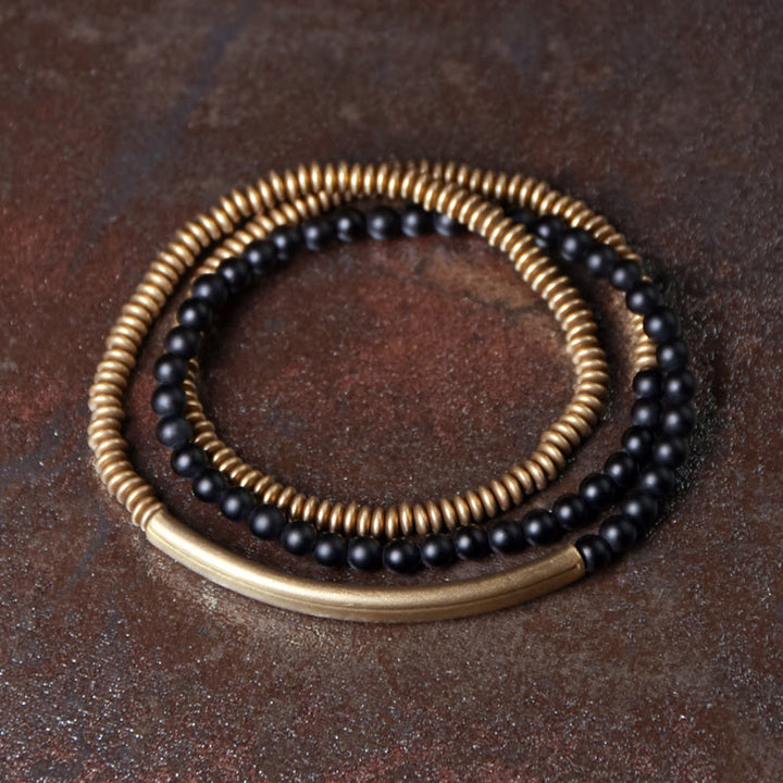 Tibetisches dreifach gewickeltes Armband mit verschiedenen Achatsteinen und Kupferschutz