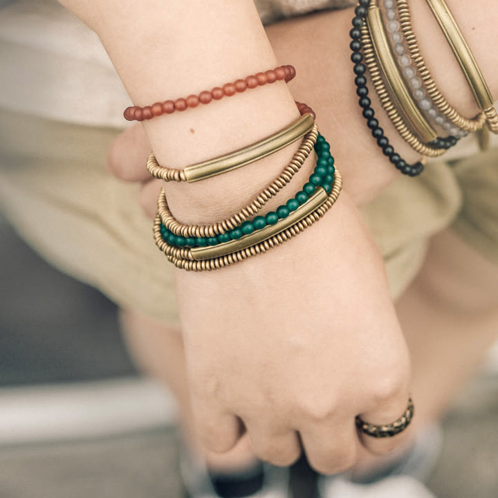 Tibetisches dreifach gewickeltes Armband mit verschiedenen Achatsteinen und Kupferschutz