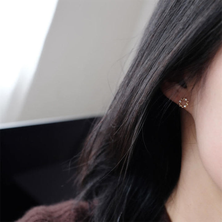 Buddha Stones 925 Sterling Silber Tiny Wreath Ohrstecker Segen Blumenohrringe