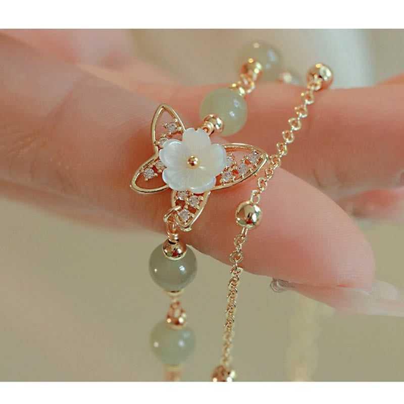 Buddha Stones 14K vergoldetes Jade-Schmetterlings-Tridacna-Stein-Blumen-Doppelschicht-Glücksarmband