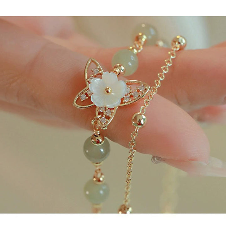 Buddha Stones 14K vergoldetes Jade-Schmetterlings-Tridacna-Stein-Blumen-Doppelschicht-Glücksarmband