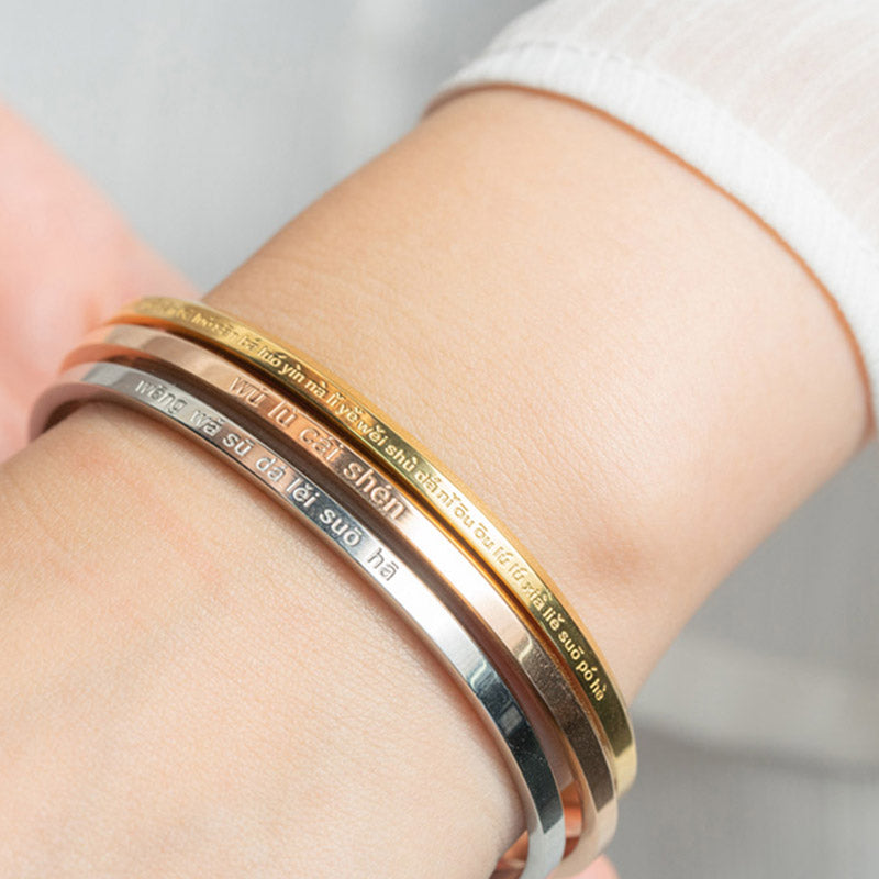 Segensschutzarmband aus Titanstahl mit Gravur „Sechs wahre Worte“.