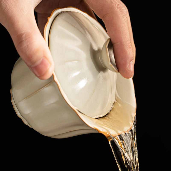 Buddha Stones Beige Pflaumenblütenform Pfirsichzweig Keramik Gaiwan Sancai Teetasse Kung Fu Teetasse mit Deckel