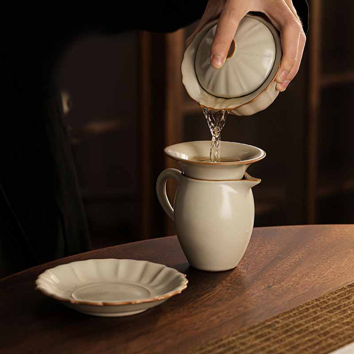 Buddha Stones Beige Pflaumenblütenform Pfirsichzweig Keramik Gaiwan Sancai Teetasse Kung Fu Teetasse mit Deckel