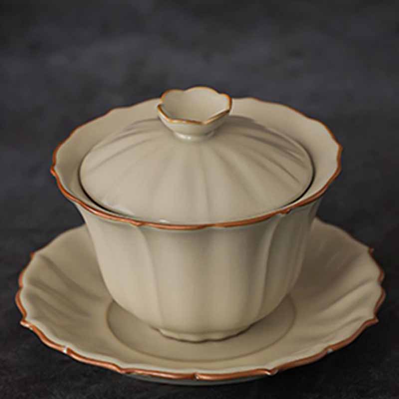 Buddha Stones Beige Pflaumenblütenform Pfirsichzweig Keramik Gaiwan Sancai Teetasse Kung Fu Teetasse mit Deckel
