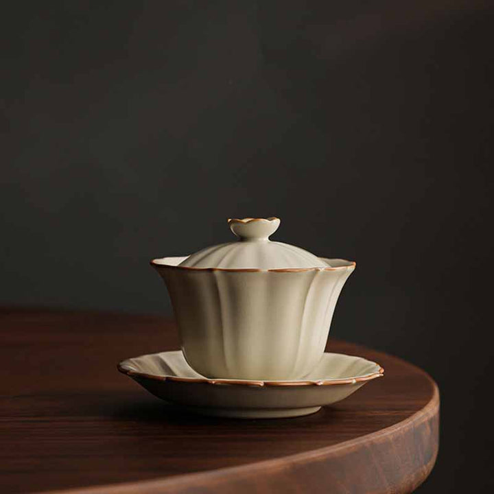Buddha Stones Beige Pflaumenblütenform Pfirsichzweig Keramik Gaiwan Sancai Teetasse Kung Fu Teetasse mit Deckel