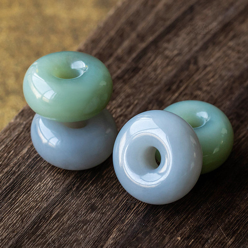 Natürlicher runder Jade-Halskettenanhänger aus grauer Jade mit Friedensschnalle und Glücksbringer