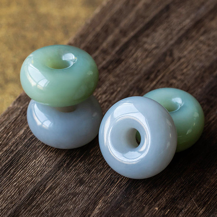 Natürlicher runder Jade-Halskettenanhänger aus grauer Jade mit Friedensschnalle und Glücksbringer