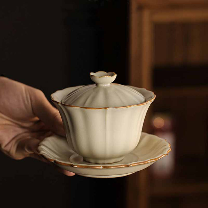Buddha Stones Beige Pflaumenblütenform Pfirsichzweig Keramik Gaiwan Sancai Teetasse Kung Fu Teetasse mit Deckel