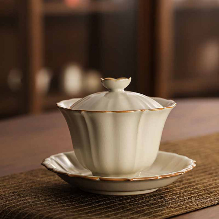 Buddha Stones Beige Pflaumenblütenform Pfirsichzweig Keramik Gaiwan Sancai Teetasse Kung Fu Teetasse mit Deckel