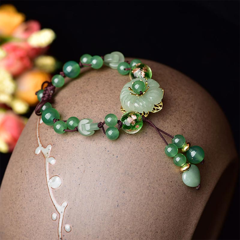 Buddha Stones natürliches grünes Jade-Glücks-Armband mit baumelnder Blume