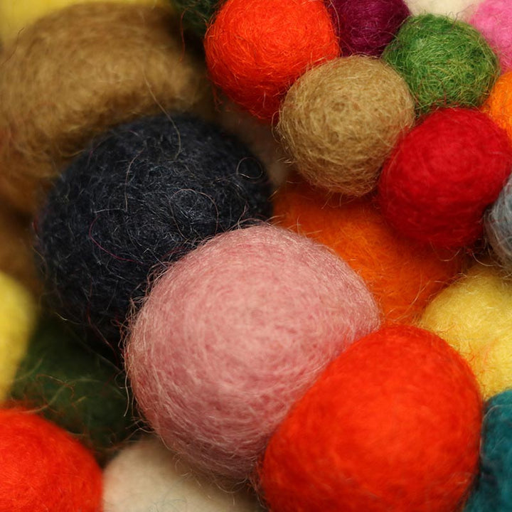 Tibetische Klangschale mit Buddha Stonesn, handgefertigte Kissendekoration aus gefilzter Wolle