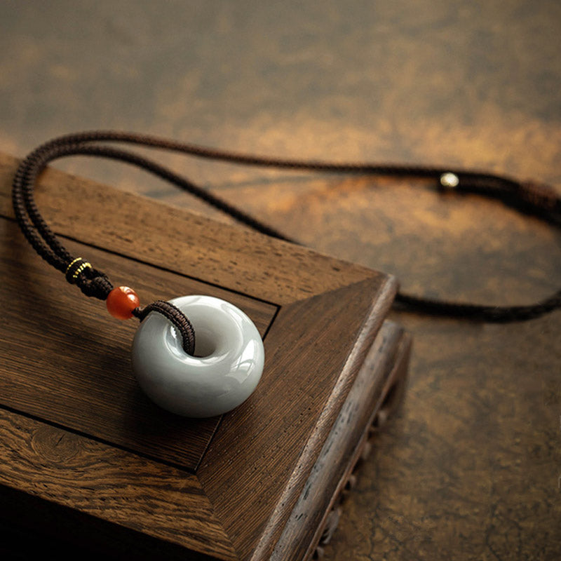 Natürlicher runder Jade-Halskettenanhänger aus grauer Jade mit Friedensschnalle und Glücksbringer