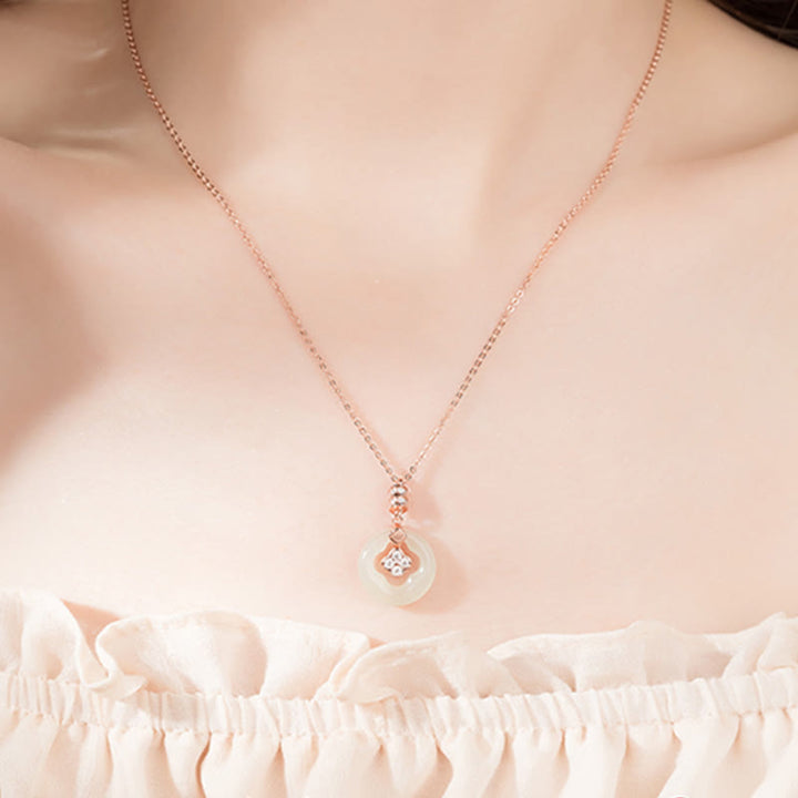 Buddha Stones 925 Sterling Silber natürliche Hetian Jade Glück vierblättriges Kleeblatt Zirkon Halskette Anhänger mit Geschenkbox