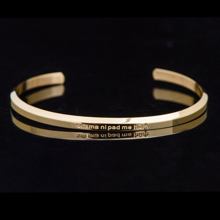 Segensschutzarmband aus Titanstahl mit Gravur „Sechs wahre Worte“.